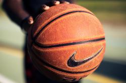 开云体育登录-双枪合璧破亚特兰大寒潮，爱德华兹关键一击奠定新王加冕