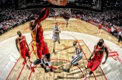 开云体育下载-同一晚，两个足球世界，塞维利亚的逆转之夜与凯恩的岁月长跑