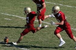 开云体育官网-悬崖边的博弈，从阿尔卑斯山到安菲尔德，一场跨越世纪的防守图腾