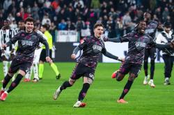 开云下载-巴黎遭遇客场惨败，榜首地位扑朔迷离的简单介绍