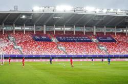 开云体育下载-足球比赛赛场上情形激烈，运动员全力以赴