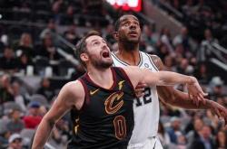 开云体育入口-无敌球队再次击败对手，稳坐榜首位置