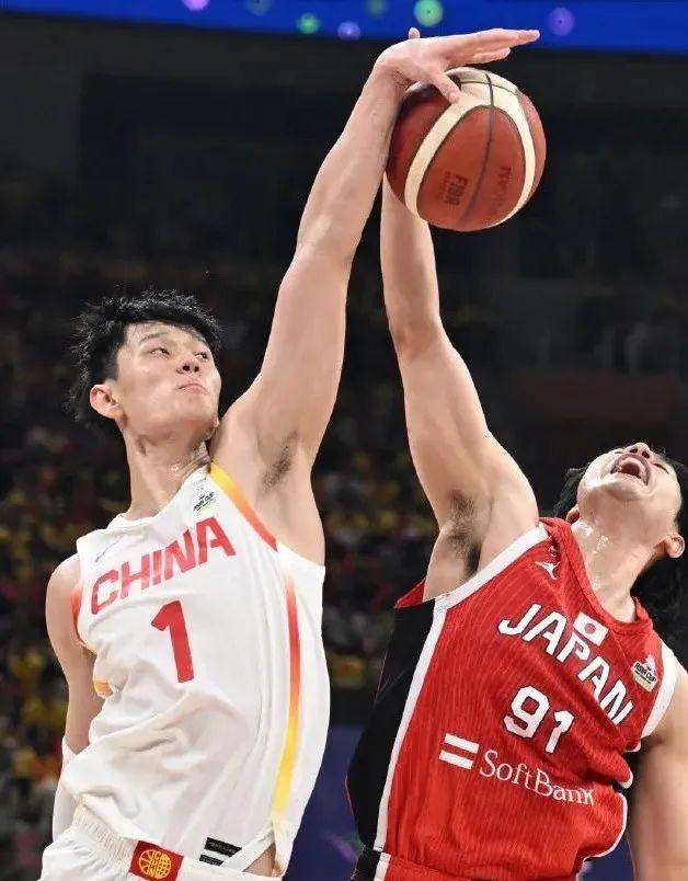 篮球比赛中，中国队大胜晋级