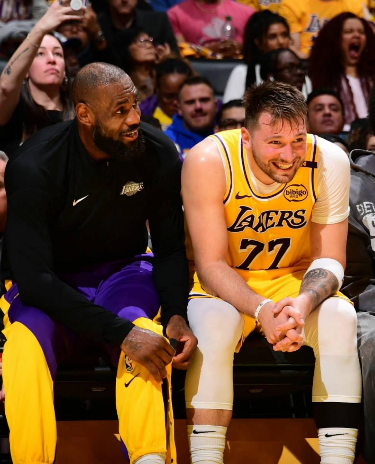 包含湖人队继续保持西部榜首，稳固季后赛席位的词条