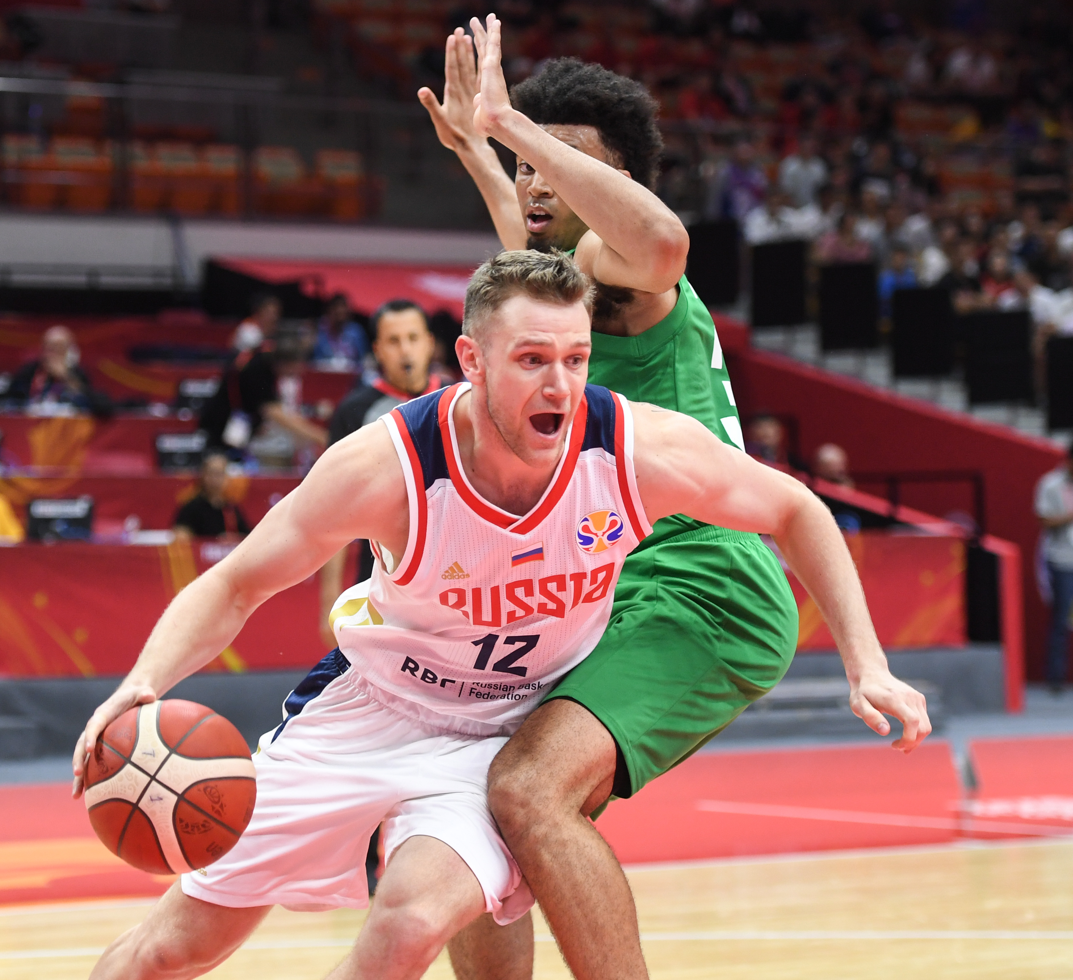 俄罗斯篮球运动员因伤退赛，憾失机会