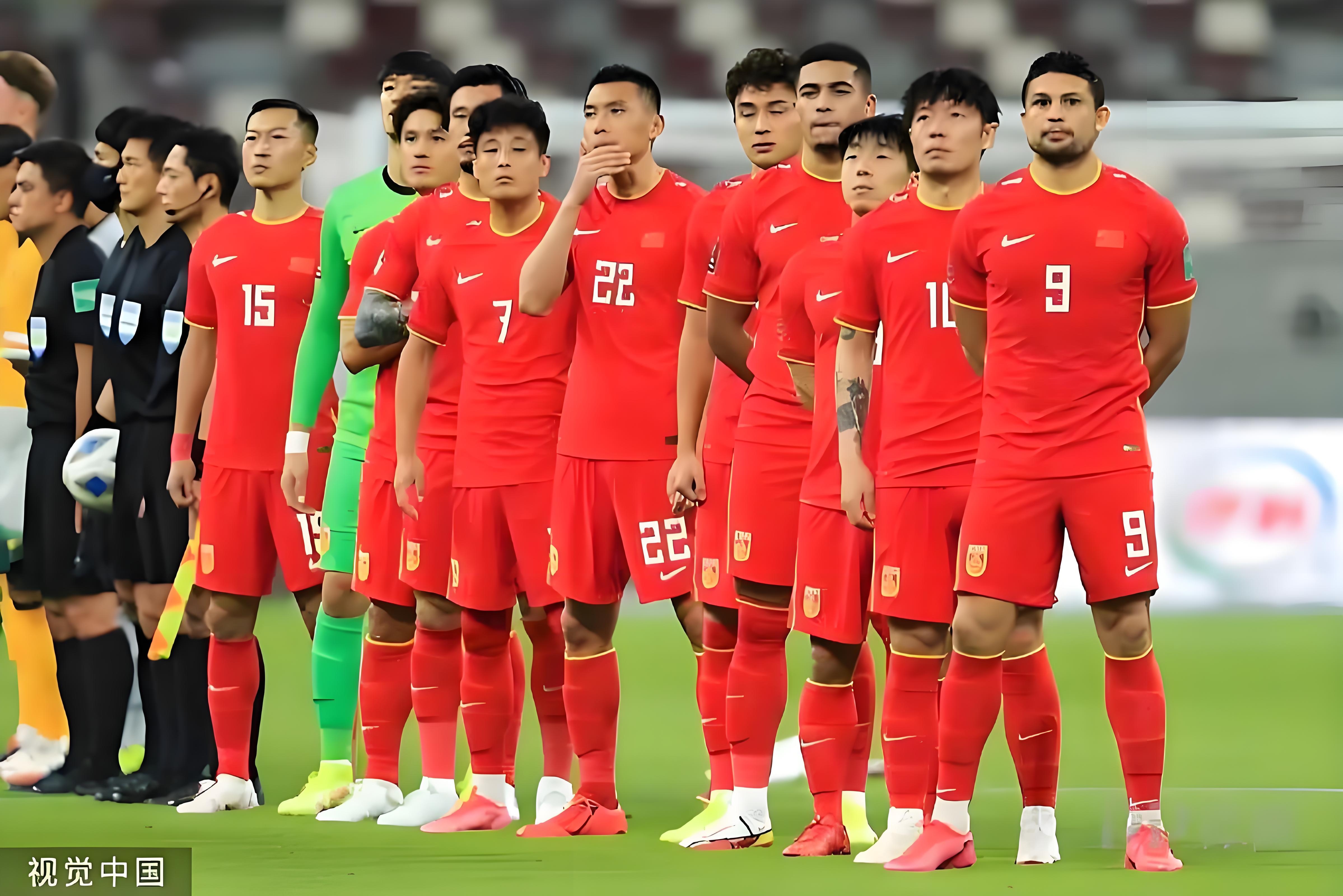 国内足球比赛呈现激烈对抗，球队实力较量激烈