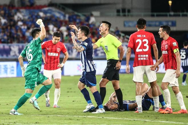 国内足球比赛呈现激烈对抗，球队实力较量激烈