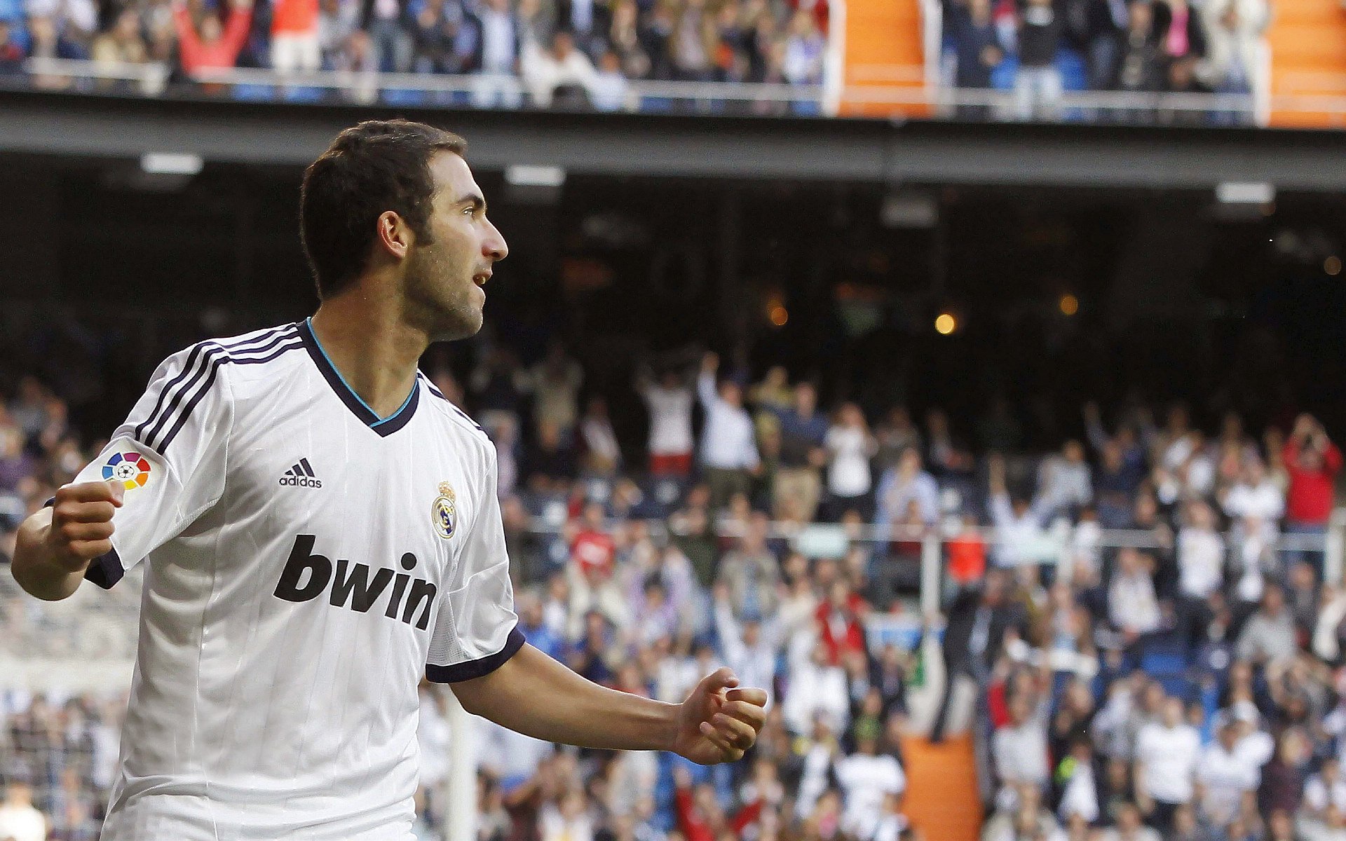 双线狂飙，法拉利终点线前一厘米绝杀，拉塞尔火热状态灼烧赛道